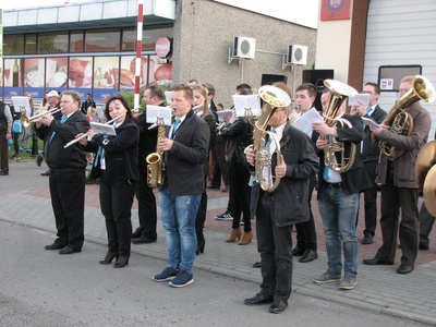 Do wspólnego biesiadowania przygrywała orkiestra