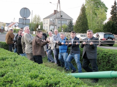Uroczystość stawiania ?drzewka majowego? w Szczedrzyku odbyła się w tym roku już po raz dwudziesty