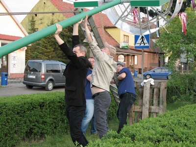 Uroczystość stawiania ?drzewka majowego? w Szczedrzyku odbyła się w tym roku już po raz dwudziesty