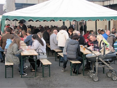 Po zapadnięciu zmroku wyświetlono prezentację przypominającą 20-letnią historię stawiania ?drzewka majowego?