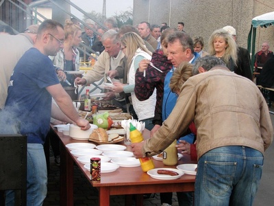 Następnie zaprosili mieszkańców na sponsorowaną biesiadę
