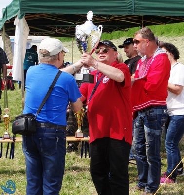 Dyrektor Wiesław Miś otrzymuje puchar