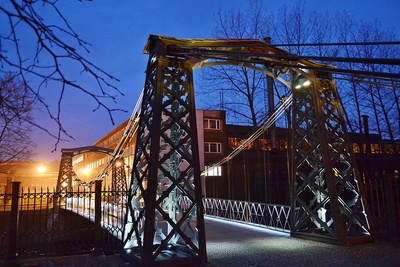 Największe zainteresowanie budził jednak Zabytkowy Most, który całe piękno i kunszt wykonania prezentuje nocna iluminacja.