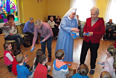 Dzieci za ich znakomity występ otrzymały od siostry przełożonej Natanaeli słodycze