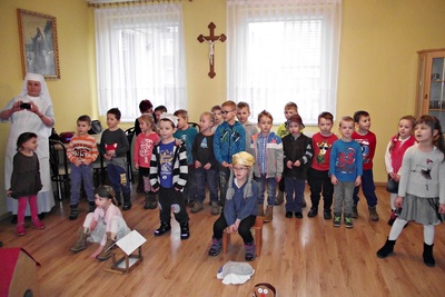 Młodzi artyści przedstawili specjalny program z okazji Dnia Kobiet