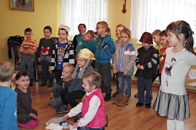 Młodzi artyści przedstawili specjalny program z okazji Dnia Kobiet