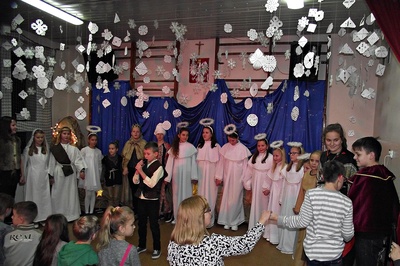 SP2 w Ozimku: Kiermasz świąteczny z jasełkami