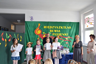 Uczestnikami konkursu byli uczniowie klas I ? VI ze wszystkich szkół podstawowych naszej gminy. Łącznie w konkursie wzięło udział 46 uczniów.