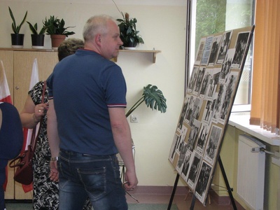 W budynku ZS zorganizowano wystawy historycznych zdjęć i dokumentów