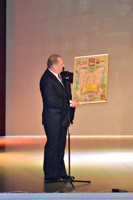 Dyrektor Dariusz Bigas pokazuje akt utworzenia szkoły