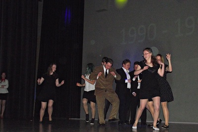 Spektakl został opracowany na podstawie opowiadań byłych absolwentów Zespołu Szkół w Ozimku