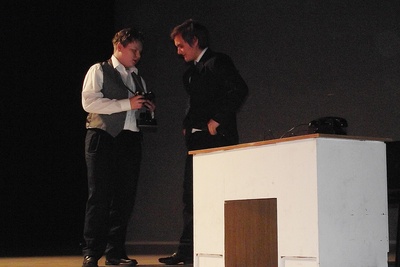 Spektakl został opracowany na podstawie opowiadań byłych absolwentów Zespołu Szkół w Ozimku