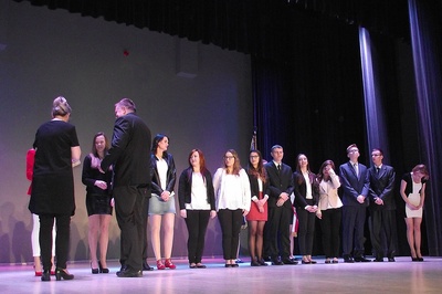 29 kwietnia na sali widowiskowej Domu Kultury w Ozimku uczniowie trzecich klas liceum Zespołu Szkół w Ozimku otrzymali świadectwa