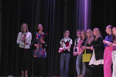 29 kwietnia na sali widowiskowej Domu Kultury w Ozimku uczniowie trzecich klas liceum Zespołu Szkół w Ozimku otrzymali świadectwa