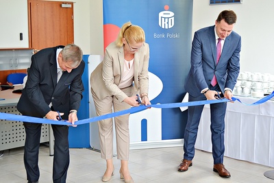Uroczystego aktu przecięcia wstęgi dokonali Dyrektor Biura Wsparcia Sprzedaży i Analiz w Regionalnym Oddziale Detalicznym w Katowicach ? Tomasz Wilk, Dyrektor Oddziału w Ozimku Anna Wężyk oraz burmistrz Ozimka Jan Labus.