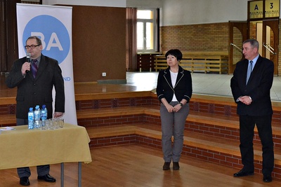 Uczniów klas trzecich gimnazjum GZS oraz klas zawodowych z ZS w Ozimku przywitali burmistrz Ozimka Jan Labus, z-ca dyrektora GZS Krystyna Zabawa i dyrektor ZS Dariusz Bigas