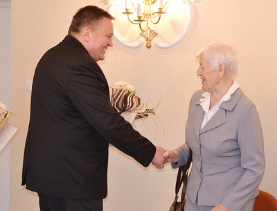 Życzenia składali im m.in. zastępca burmistrza Ozimka Jarosław Wita oraz kierownik USC Ewa Bronder