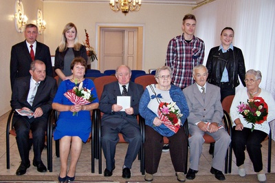 Jubuilaci małżeńscy - zdjecie grupowe