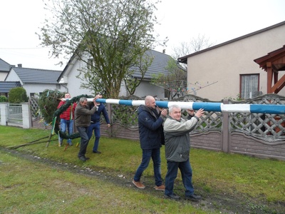 Krzyżowa Dolina: Drzewko i biesiada