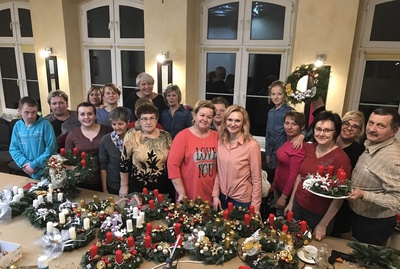 Krzyżowa Dolina: Kultura na szkle i świątecznym stroiku