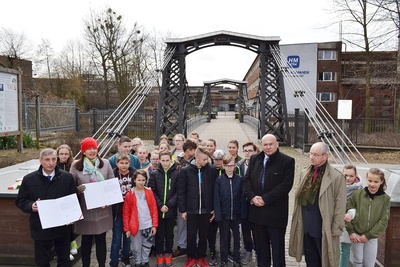 Zabytkowy Most w Ozimku: nad Małą Panwią świętowali wpisanie na listę Pomników Historii