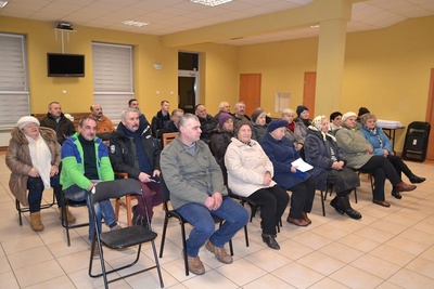 Zebranie wiejskie w Grodźcu: Drzewa i rowy