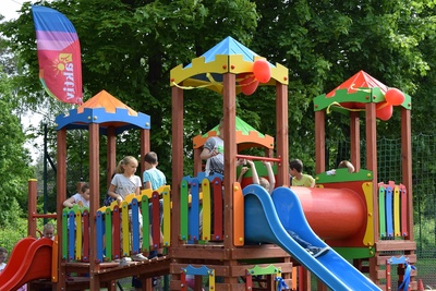 Nowy plac zabaw przy Publicznej Szkole Podstawowej nr 1 w Ozimku oddany do użytku