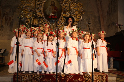 Zespół Akces i Julia Dota na Koncercie Laureatów XXIV Wojewódzkiego Festiwalu Pieśni Patriotycznej Tobie Polsko Olszanka 2019