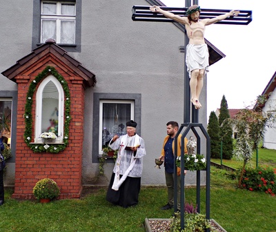 Schodnia: Poświęcenie odnowionego krzyża przydrożnego