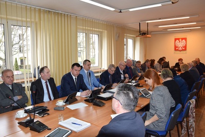 VII Sesja Rady Miejskiej w Ozimku: O szkołach, ekologii i stanie bezrobocia w gminie 