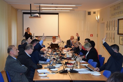 VIII Sesja Rady Miejskiej w Ozimku: ocenili działalność Domu Kultury i bibliotek 