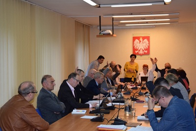 IX Sesja Rady Miejskiej w Ozimku: dotacje do wymiany systemów ogrzewania oraz nowe stawki za zagospodarowanie odpadami 