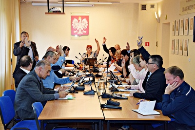 XII Sesja Rady Miejskiej w Ozimku: bezpieczeństwo i inwestycje