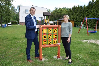 Marszałkowska Inicjatywa Sołecka: Nowa huśtawka bocianie gniazdo oraz zabawki kółko i krzyżyk w Jedlicach