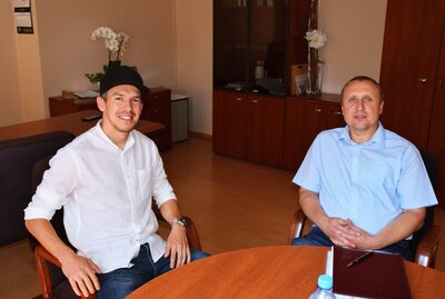 Wizyta byłego reprezentanta Polski - Waldemara Soboty w Urzędzie Gminy i Miasta w Ozimku