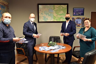 Urząd Marszałkowski przekazał koperty życia oraz kieszonkowe pakiety ochronne przeciw COVID-19