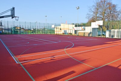 Boisko wielofuncyjne przy MOSiR w Ozimku