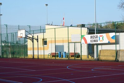 Boisko wielofuncyjne przy MOSiR w Ozimku