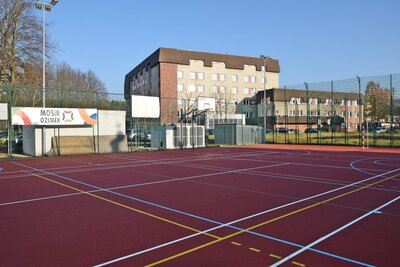 Boisko wielofuncyjne przy MOSiR w Ozimku
