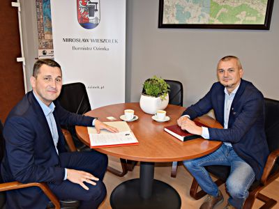Na zdjęciu Burmistrz Ozimka Mirosław Wieszołek i Prezes Zarządu OIG Bartosz Ryszka.