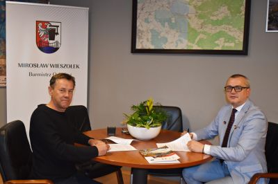 Zielone pasy dla lepszej estetyki – Ozimek inwestuje w utrzymanie zieleni przy drogach