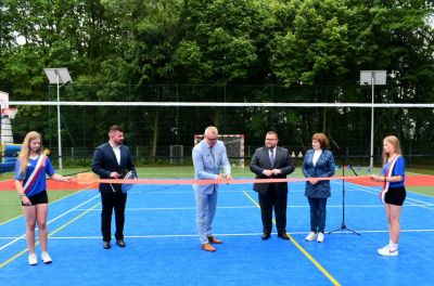 Na zdjęciu uroczysty moment przecięcia wstęgi.