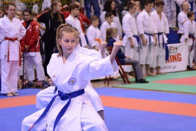 zawodniczka podczas wykonywania kata