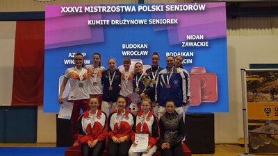 Finalistki kata drużynowym kobiet na podium