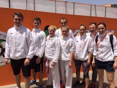 Natalia przed halą w Dubaju wraz z kolegami i koleżankami z Polska team