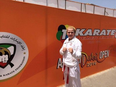 Natalia na tle baneru z turnieju w Dubaju