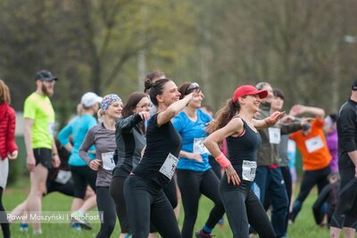 panie podczas rozgrzewki prowadzonej przez Żanetę Kobylańską