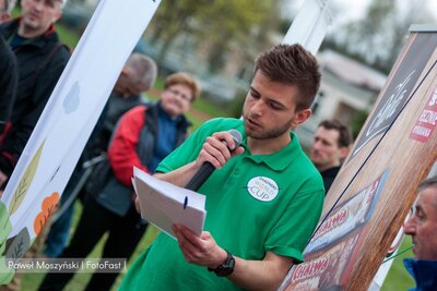 Organizator Rafał Słociak odczytujący wyniki