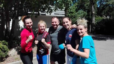 żeńska część kadry narodowej z trenerem 