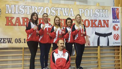 Żeńska część teamu Nidan z Trenerem